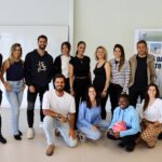 Micaela Reis Instagram - Hoje foi um daqueles dias que vai ficar guardado na memória!! Recebi um convite irrecusável do meu colega António, o presidente da @surfsocialwave , para uma aventura super impactante!!! Pela primeira vez, fiz surf e foi difícil mas uma experiência única e enriquecedora 🏄‍♀️🌊 Um agradecimento muito especial ao instrutor Pedro, pela sua paciência e excelência em ensinar as melhores técnicas, o que me fez acreditar que há um caminho a percorrer desde o primeiro dia rumo ao crescimento e que é possível ficar em pé, nem que seja por um milésimo de segundo! A experiência foi tão boa que pretendo continuar tentar até dominar isso! Já na NovaSBE, tive a oportunidade de partilhar a minha história, os meus desafios e fazer alguns exercícios e jogos com os participantes do programa da @surfsocialwave. Um grupo incrível!!! Feliz em poder contribuir para um projecto que tem mudado a vida de tantas pessoas!!👏👏 Obrigada pelo convite e que continuem as boas ondas nas nossas vidas!🌊