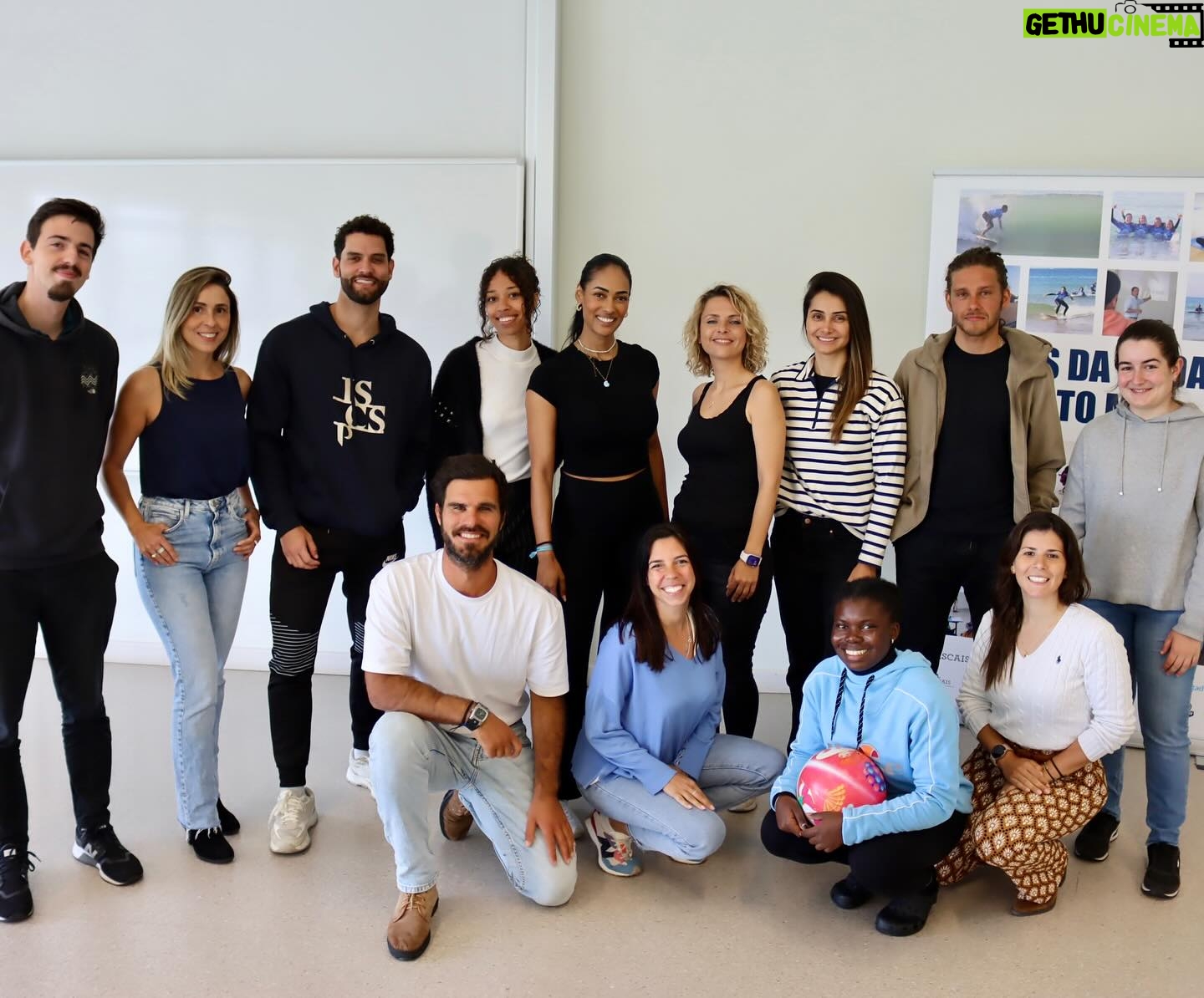 Micaela Reis Instagram - Hoje foi um daqueles dias que vai ficar guardado na memória!! Recebi um convite irrecusável do meu colega António, o presidente da @surfsocialwave , para uma aventura super impactante!!! Pela primeira vez, fiz surf e foi difícil mas uma experiência única e enriquecedora 🏄♀️🌊 Um agradecimento muito especial ao instrutor Pedro, pela sua paciência e excelência em ensinar as melhores técnicas, o que me fez acreditar que há um caminho a percorrer desde o primeiro dia rumo ao crescimento e que é possível ficar em pé, nem que seja por um milésimo de segundo! A experiência foi tão boa que pretendo continuar tentar até dominar isso! Já na NovaSBE, tive a oportunidade de partilhar a minha história, os meus desafios e fazer alguns exercícios e jogos com os participantes do programa da @surfsocialwave. Um grupo incrível!!! Feliz em poder contribuir para um projecto que tem mudado a vida de tantas pessoas!!👏👏 Obrigada pelo convite e que continuem as boas ondas nas nossas vidas!🌊