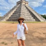 Micaela Reis Instagram - Tive a oportunidade de explorar duas maravilhas impressionantes :) Primeiro visitei Chichén Itzá Patrimonio da Humanidade pela UNESCO, onde se encontra uma das 7 maravilhas do mundo a pirâmide imponente, El Castillo também conhecida como Templo de Kukulcan, e a sua rica história maia. Depois segui para o Cenote Ik Kil um esplendor de beleza que encanta os sentidos e a alma. Foi uma experiência única visitar estes dois locais 🇲🇽🤍 #MaravilhasdoMundo#IkKil#ElCastillo