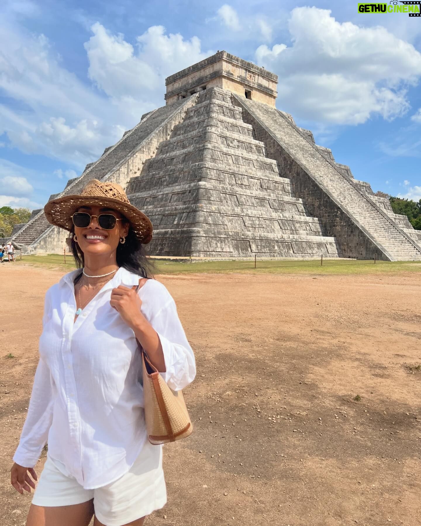 Micaela Reis - 5.3K Likes - Tive a oportunidade de explorar duas maravilhas impressionantes :)
Primeiro visitei Chichén Itzá Patrimonio da Humanidade pela UNESCO, onde se encontra uma das 7 maravilhas do mundo a pirâmide imponente, El Castillo também conhecida como Templo de Kukulcan, e a sua rica história maia.
Depois segui para o Cenote Ik Kil um esplendor de beleza que encanta os sentidos e a alma.
Foi uma experiência única visitar estes dois locais 🇲🇽🤍
#MaravilhasdoMundo#IkKil#ElCastillo
