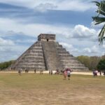 Micaela Reis Instagram - Tive a oportunidade de explorar duas maravilhas impressionantes :) Primeiro visitei Chichén Itzá Patrimonio da Humanidade pela UNESCO, onde se encontra uma das 7 maravilhas do mundo a pirâmide imponente, El Castillo também conhecida como Templo de Kukulcan, e a sua rica história maia. Depois segui para o Cenote Ik Kil um esplendor de beleza que encanta os sentidos e a alma. Foi uma experiência única visitar estes dois locais 🇲🇽🤍 #MaravilhasdoMundo#IkKil#ElCastillo