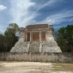 Micaela Reis Instagram - Tive a oportunidade de explorar duas maravilhas impressionantes :) Primeiro visitei Chichén Itzá Patrimonio da Humanidade pela UNESCO, onde se encontra uma das 7 maravilhas do mundo a pirâmide imponente, El Castillo também conhecida como Templo de Kukulcan, e a sua rica história maia. Depois segui para o Cenote Ik Kil um esplendor de beleza que encanta os sentidos e a alma. Foi uma experiência única visitar estes dois locais 🇲🇽🤍 #MaravilhasdoMundo#IkKil#ElCastillo