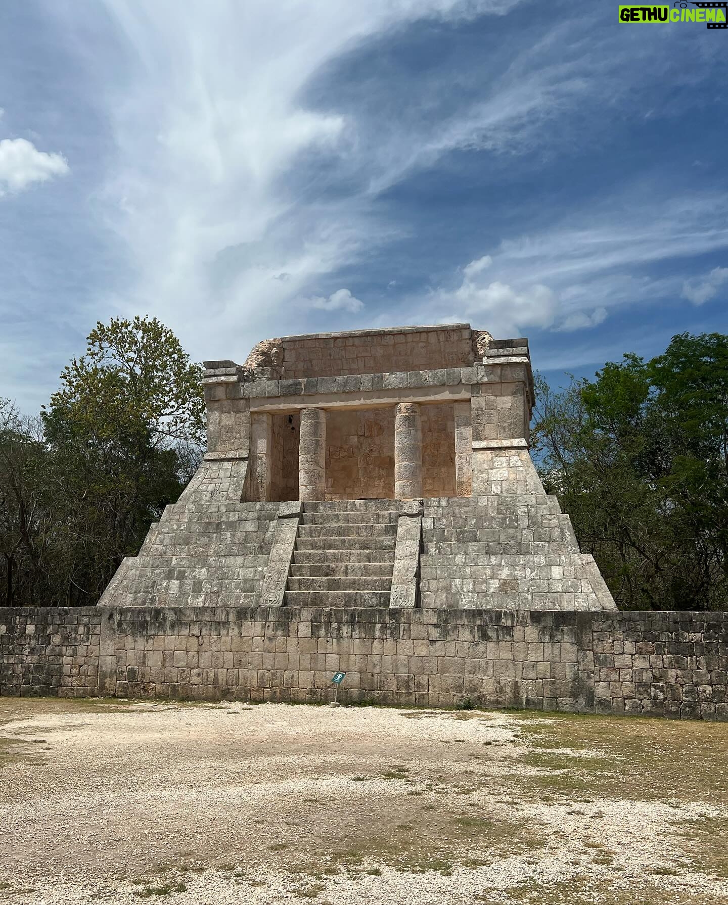 Micaela Reis - 5.3K Likes - Tive a oportunidade de explorar duas maravilhas impressionantes :)
Primeiro visitei Chichén Itzá Patrimonio da Humanidade pela UNESCO, onde se encontra uma das 7 maravilhas do mundo a pirâmide imponente, El Castillo também conhecida como Templo de Kukulcan, e a sua rica história maia.
Depois segui para o Cenote Ik Kil um esplendor de beleza que encanta os sentidos e a alma.
Foi uma experiência única visitar estes dois locais 🇲🇽🤍
#MaravilhasdoMundo#IkKil#ElCastillo