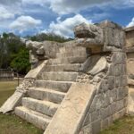 Micaela Reis Instagram - Tive a oportunidade de explorar duas maravilhas impressionantes :) Primeiro visitei Chichén Itzá Patrimonio da Humanidade pela UNESCO, onde se encontra uma das 7 maravilhas do mundo a pirâmide imponente, El Castillo também conhecida como Templo de Kukulcan, e a sua rica história maia. Depois segui para o Cenote Ik Kil um esplendor de beleza que encanta os sentidos e a alma. Foi uma experiência única visitar estes dois locais 🇲🇽🤍 #MaravilhasdoMundo#IkKil#ElCastillo