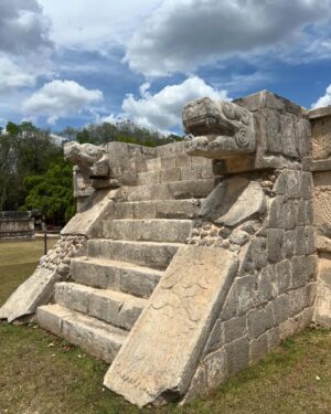 Micaela Reis Instagram - Tive a oportunidade de explorar duas maravilhas impressionantes :)

Primeiro visitei Chichén Itzá  Patrimonio da Humanidade pela UNESCO, onde se encontra uma das 7 maravilhas do mundo a pirâmide imponente, El Castillo também conhecida como Templo de Kukulcan, e a sua rica história maia.

Depois segui para o Cenote Ik Kil um esplendor de beleza que encanta os sentidos e a alma.

Foi uma experiência única visitar estes dois locais 🇲🇽🤍

#MaravilhasdoMundo#IkKil#ElCastillo