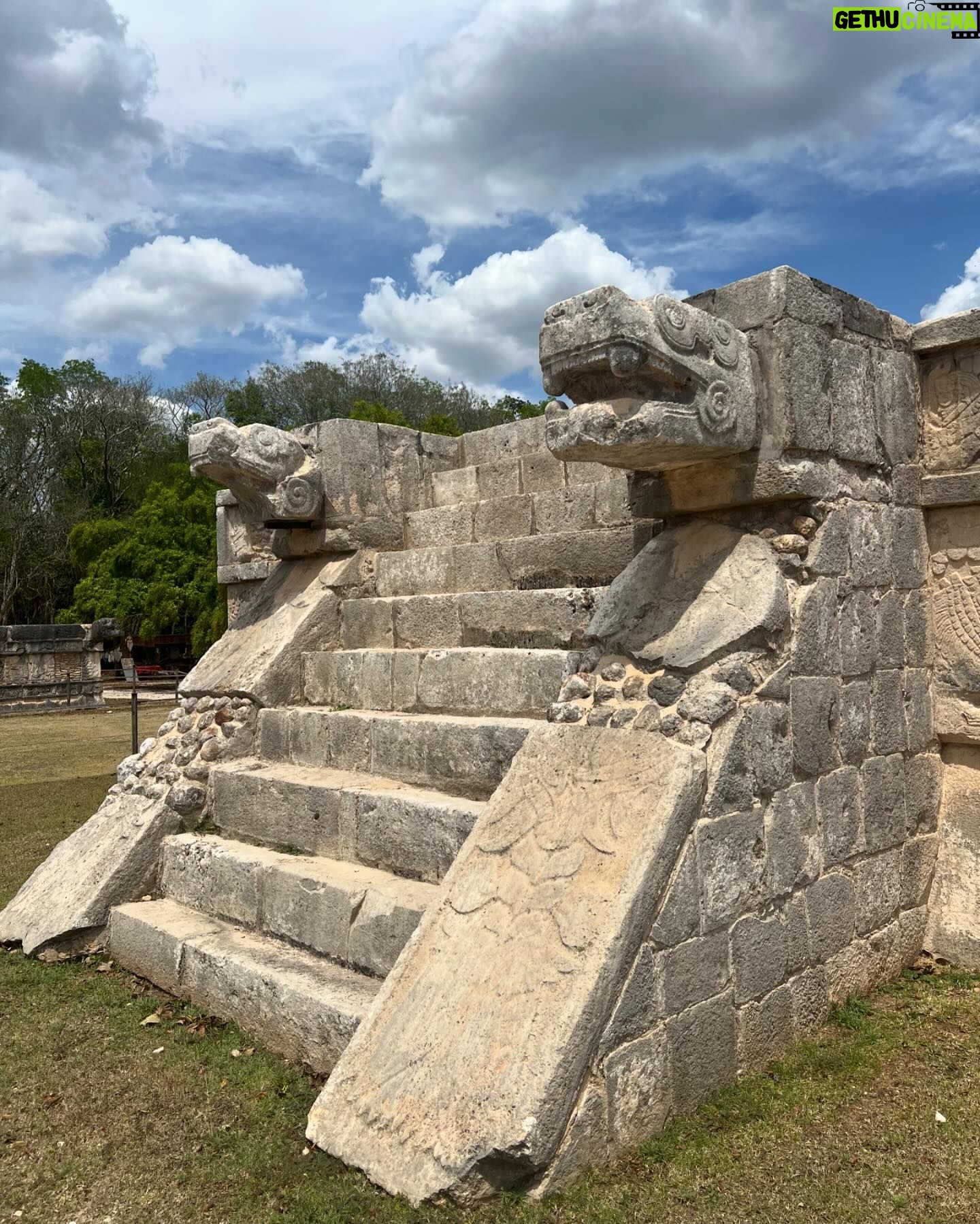 Micaela Reis - 5.3K Likes - Tive a oportunidade de explorar duas maravilhas impressionantes :)
Primeiro visitei Chichén Itzá Patrimonio da Humanidade pela UNESCO, onde se encontra uma das 7 maravilhas do mundo a pirâmide imponente, El Castillo também conhecida como Templo de Kukulcan, e a sua rica história maia.
Depois segui para o Cenote Ik Kil um esplendor de beleza que encanta os sentidos e a alma.
Foi uma experiência única visitar estes dois locais 🇲🇽🤍
#MaravilhasdoMundo#IkKil#ElCastillo