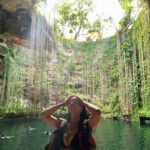 Micaela Reis Instagram - Tive a oportunidade de explorar duas maravilhas impressionantes :) Primeiro visitei Chichén Itzá Patrimonio da Humanidade pela UNESCO, onde se encontra uma das 7 maravilhas do mundo a pirâmide imponente, El Castillo também conhecida como Templo de Kukulcan, e a sua rica história maia. Depois segui para o Cenote Ik Kil um esplendor de beleza que encanta os sentidos e a alma. Foi uma experiência única visitar estes dois locais 🇲🇽🤍 #MaravilhasdoMundo#IkKil#ElCastillo