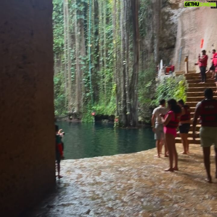 Micaela Reis Instagram - Tive a oportunidade de explorar duas maravilhas impressionantes :) Primeiro visitei Chichén Itzá Patrimonio da Humanidade pela UNESCO, onde se encontra uma das 7 maravilhas do mundo a pirâmide imponente, El Castillo também conhecida como Templo de Kukulcan, e a sua rica história maia. Depois segui para o Cenote Ik Kil um esplendor de beleza que encanta os sentidos e a alma. Foi uma experiência única visitar estes dois locais 🇲🇽🤍 #MaravilhasdoMundo#IkKil#ElCastillo