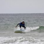 Micaela Reis Instagram - Hoje foi um daqueles dias que vai ficar guardado na memória!! Recebi um convite irrecusável do meu colega António, o presidente da @surfsocialwave , para uma aventura super impactante!!! Pela primeira vez, fiz surf e foi difícil mas uma experiência única e enriquecedora 🏄‍♀️🌊 Um agradecimento muito especial ao instrutor Pedro, pela sua paciência e excelência em ensinar as melhores técnicas, o que me fez acreditar que há um caminho a percorrer desde o primeiro dia rumo ao crescimento e que é possível ficar em pé, nem que seja por um milésimo de segundo! A experiência foi tão boa que pretendo continuar tentar até dominar isso! Já na NovaSBE, tive a oportunidade de partilhar a minha história, os meus desafios e fazer alguns exercícios e jogos com os participantes do programa da @surfsocialwave. Um grupo incrível!!! Feliz em poder contribuir para um projecto que tem mudado a vida de tantas pessoas!!👏👏 Obrigada pelo convite e que continuem as boas ondas nas nossas vidas!🌊
