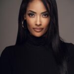 Micaela Reis Instagram - “Um pequeno passo pode desencadear uma grande mudança”a frase não é minha cruzei-me com ela na internet mas foi o gatilho necessário para fazer este post. Desde o lançamento do filme “Joia” e a criação da ACIC- Associação Cultutal Impacto Criativo que tem apostado na capacitação, formação e inspirado pessoas nas mais diversas áreas, temos testemunhado um movimento inspirador no cenário cinematográfico do nosso país . Mais pessoas estão a apostar na produção, escrita e direção de projetos, com uma vontade fervorosa de aprender, crescer e contribuir para a construção da nossa indústria cinematográfica. Estou verdadeiramente feliz em ver esta movimentação. Quando uma pessoa decide dar o primeiro passo, inspira outros a seguirem o mesmo caminho. É um caminho que está apenas a começar mas cada pequeno esforço contribui para o progresso coletivo. Estou feliz por fazer parte deste movimento e ansiosa para ver o que o futuro reserva para o cinema nacional. Juntos estamos a construir algo especial ✨ Let’s goooo Make up and Hair @missleopires Fotografia @moovestudiolisbon