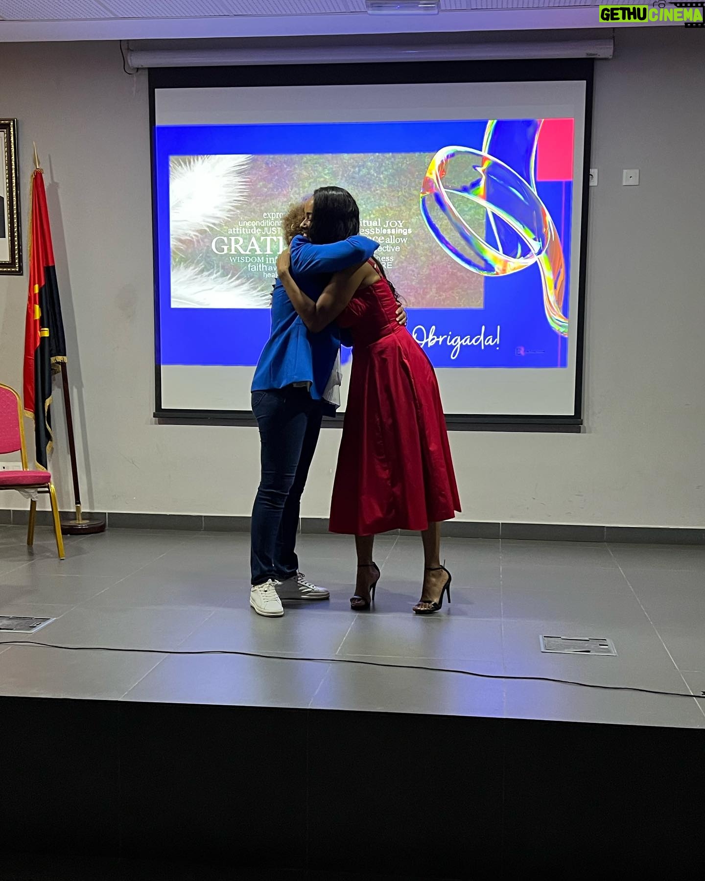 Micaela Reis Instagram - Gratidão pela vossa presença! Foi bom participar e estarmos juntos na apresentação fantástica que a Dra. Eva Rosa Santos, fundadora e presidente da Liderança Feminina em Angola, nos ofereceu sobre o Líder que Desejas Ser, Esta palestra proporcionou-nos momentos únicos que contribuíram para darmos um passo rumo ao crescimento e elevar o nosso potencial com o Método INSPIRA que veio para impactar a nossa jornada de liderança. @evarosantos @liderancafemininaangola #INPISRA#PALESTRA#ACIC