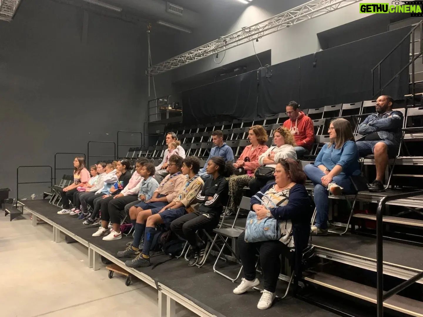 Micaela Reis Instagram - ❗Agora no CEA: Workshop de representação para cinema e TV. Obrigado @micaelareisofficial! Fica atento às próximas iniciativas no CEA, inscreve-te e participa também: 🔥 22 maio, quarta | 16:00h | Cinema: Anda Cá Acima "Sweet Thing", pela @zeroemcomportamento 🔥25 maio, sábado , 10:00h | Atelier Criativo "Ideias Brilhantes", com a formadora Catarina Martins da Criamente @criamente_infancia - Vivências de Infância, 10:00h para crianças dos 5 aos 12 anos | ❗Inscrições: cea@mail.cm-moita.pt 🔥25 maio, sábado, 18:00h - Mostra de trabalhos desenvolvidos no workshop "Revolução", pela @motusacademiadedanca do @projectomotus #MunicípioDaMoita #MoitaCultura #Workshop #Oficina #Dança #Cinema #CEA #ValeDaAmoreira #Workshop #Cinema #Representação #TV #MicaelaReis