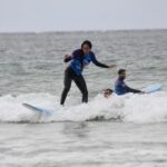 Micaela Reis Instagram - Hoje foi um daqueles dias que vai ficar guardado na memória!! Recebi um convite irrecusável do meu colega António, o presidente da @surfsocialwave , para uma aventura super impactante!!! Pela primeira vez, fiz surf e foi difícil mas uma experiência única e enriquecedora 🏄‍♀️🌊 Um agradecimento muito especial ao instrutor Pedro, pela sua paciência e excelência em ensinar as melhores técnicas, o que me fez acreditar que há um caminho a percorrer desde o primeiro dia rumo ao crescimento e que é possível ficar em pé, nem que seja por um milésimo de segundo! A experiência foi tão boa que pretendo continuar tentar até dominar isso! Já na NovaSBE, tive a oportunidade de partilhar a minha história, os meus desafios e fazer alguns exercícios e jogos com os participantes do programa da @surfsocialwave. Um grupo incrível!!! Feliz em poder contribuir para um projecto que tem mudado a vida de tantas pessoas!!👏👏 Obrigada pelo convite e que continuem as boas ondas nas nossas vidas!🌊
