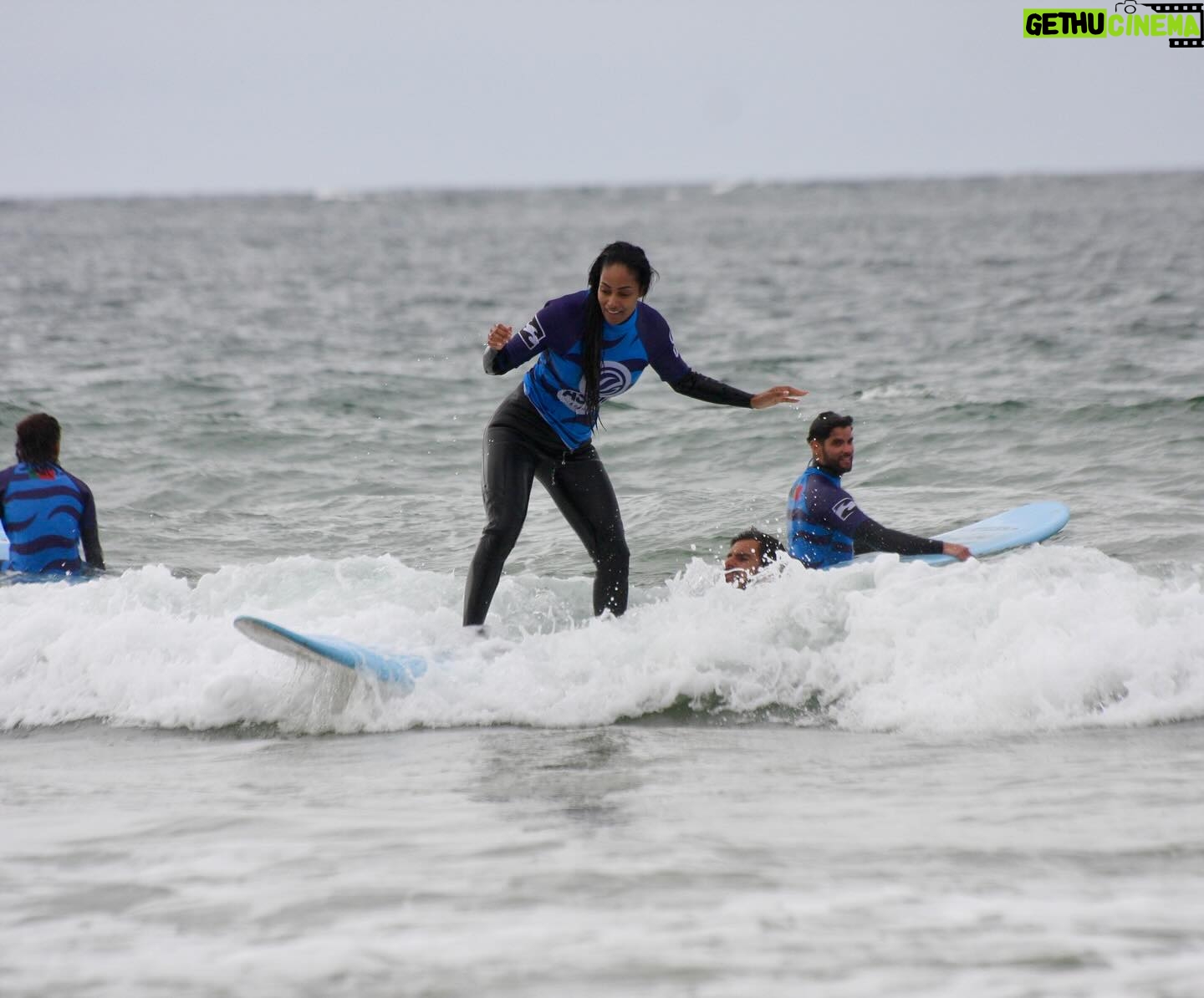 Micaela Reis Instagram - Hoje foi um daqueles dias que vai ficar guardado na memória!! Recebi um convite irrecusável do meu colega António, o presidente da @surfsocialwave , para uma aventura super impactante!!! Pela primeira vez, fiz surf e foi difícil mas uma experiência única e enriquecedora 🏄♀️🌊 Um agradecimento muito especial ao instrutor Pedro, pela sua paciência e excelência em ensinar as melhores técnicas, o que me fez acreditar que há um caminho a percorrer desde o primeiro dia rumo ao crescimento e que é possível ficar em pé, nem que seja por um milésimo de segundo! A experiência foi tão boa que pretendo continuar tentar até dominar isso! Já na NovaSBE, tive a oportunidade de partilhar a minha história, os meus desafios e fazer alguns exercícios e jogos com os participantes do programa da @surfsocialwave. Um grupo incrível!!! Feliz em poder contribuir para um projecto que tem mudado a vida de tantas pessoas!!👏👏 Obrigada pelo convite e que continuem as boas ondas nas nossas vidas!🌊