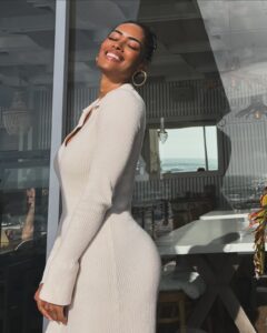 Micaela Reis Instagram - Que cada sorriso, cada gesto de amor e compaixão sejam sementes da paz que cultivamos juntos, pois JUNTOS podemos ter um país onde a paz perdura. 🇦🇴🤍 #DiadaPaz#Angola
