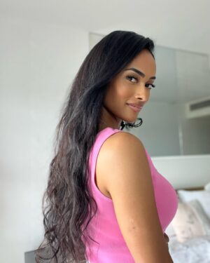 Micaela Reis Instagram - Girlsssss este post é para vocês 💖

Perguntam-me sempre quem aplica o meu cabelo, que fica sempre com um resultado natural. A responsável por fazer as minhas aplicações ( costura e fio-a-fio) chama-se Mimi ☺️

Além de aplicar, pinta, corta e faz penteados lindos 💖

Deixo-vos aqui o insta dela para fazerem as vossas marcações @mimidossantos3