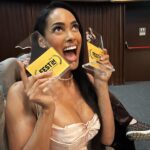 Micaela Reis Instagram - JOIA é o grande vencedor da melhor curta-metragem do FESTin.😱 Este é um momento memorável, acabámos de conquistar 2 prémios: 🏆Prémio Pessoa Melhor Curta-Metragem pelo júri 🏆 Prémio Melhor Curta-Metragem pelo público Pela primeira vez um filme angolano arrecada os dois prémios no concurso!!! Em primeiro lugar quero agradecer a Deus pela vida, pelo talento e por todas as oportunidades que me tem dado. Nada disto seria possível sem ELE 🤍 Agradeço a todos da minha equipa por confiaram em mim, acreditaram na minha visão e pela forma como têm abraçado todos os projectos da ACIC, em especial a tudo o que diz respeito ao filme JOIA produzido em Angola e que agora faz o seu percurso internacional! É uma honra caminhar com pessoas brilhantes como o @dyrektao que sempre demonstrou o desejo em trabalhar comigo e juntar-se à equipa para realizar o JOIA. Quando temos uma visão e as pessoas certas ao nosso lado, que nos apoiam, se esforçam e acreditam, podemos criar um ambiente favorável para avançarmos mais e com melhor qualidade! Neste momento estamos a construir uma equipa espetacular, que acredita e está determinada em avançar passo a passo para o mais alto nível! JOIA é uma homenagem à minha mãe e um contributo para o empoderamento, valorização e elevação do género feminino em todas as esferas da sociedade. Continuem a sonhar, não desistam, valorizem sempre pequenos passos, sigam o poder transformador da arte para alcançar grandes coisas! O prémio alcançado pela ACIC, é de todos nós! Parabéns aos colegas nomeados na nossa categoria e nas demais. Parabéns Festin e obrigada por contribuírem ativamente e de uma forma especial para a elevação do cinema em língua Portuguesa. VIVA Á ANGOLA! Viva á Lusofonia! Somos ACIC 🎬❤️🇦🇴 @acic_angola @festin_festival