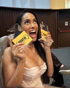 Micaela Reis Instagram - JOIA é o grande vencedor da melhor curta-metragem do FESTin.😱 Este é um momento memorável, acabámos de conquistar 2 prémios: 🏆Prémio Pessoa Melhor Curta-Metragem pelo júri 🏆 Prémio Melhor Curta-Metragem pelo público Pela primeira vez um filme angolano arrecada os dois prémios no concurso!!! Em primeiro lugar quero agradecer a Deus pela vida, pelo talento e por todas as oportunidades que me tem dado. Nada disto seria possível sem ELE 🤍 Agradeço a todos da minha equipa por confiaram em mim, acreditaram na minha visão e pela forma como têm abraçado todos os projectos da ACIC, em especial a tudo o que diz respeito ao filme JOIA produzido em Angola e que agora faz o seu percurso internacional! É uma honra caminhar com pessoas brilhantes como o @dyrektao que sempre demonstrou o desejo em trabalhar comigo e juntar-se à equipa para realizar o JOIA. Quando temos uma visão e as pessoas certas ao nosso lado, que nos apoiam, se esforçam e acreditam, podemos criar um ambiente favorável para avançarmos mais e com melhor qualidade! Neste momento estamos a construir uma equipa espetacular, que acredita e está determinada em avançar passo a passo para o mais alto nível! JOIA é uma homenagem à minha mãe e um contributo para o empoderamento, valorização e elevação do género feminino em todas as esferas da sociedade. Continuem a sonhar, não desistam, valorizem sempre pequenos passos, sigam o poder transformador da arte para alcançar grandes coisas! O prémio alcançado pela ACIC, é de todos nós! Parabéns aos colegas nomeados na nossa categoria e nas demais. Parabéns Festin e obrigada por contribuírem ativamente e de uma forma especial para a elevação do cinema em língua Portuguesa. VIVA Á ANGOLA! Viva á Lusofonia! Somos ACIC 🎬❤️🇦🇴 @acic_angola @festin_festival