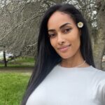 Micaela Reis Instagram - Hoje, no parque, o meu sobrinho deu-me uma flor e um abraço, e o meu coração encheu-se de amor. As crianças, com a sua inocência genuína, lembram-nos do que realmente importa neste mundo. Um gesto simples, como um abraço, uma flor, ou uma palavra amiga , tem o poder de transformar o dia de alguém. Que possamos aprender com estes pequenos a espalhar amor e bondade, pois são estes gestos que fazem a diferença. 🌼
