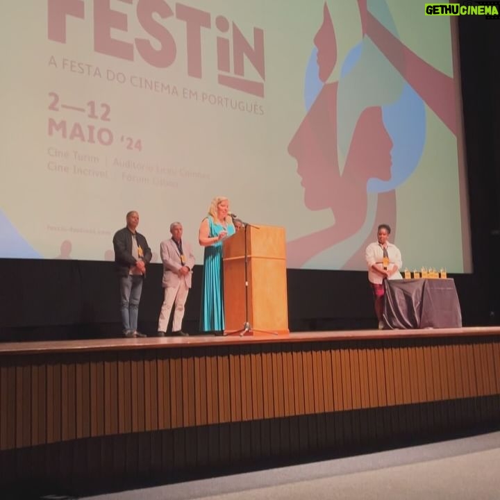 Micaela Reis Instagram - JOIA é o grande vencedor da melhor curta-metragem do FESTin.😱 Este é um momento memorável, acabámos de conquistar 2 prémios: 🏆Prémio Pessoa Melhor Curta-Metragem pelo júri 🏆 Prémio Melhor Curta-Metragem pelo público Pela primeira vez um filme angolano arrecada os dois prémios no concurso!!! Em primeiro lugar quero agradecer a Deus pela vida, pelo talento e por todas as oportunidades que me tem dado. Nada disto seria possível sem ELE 🤍 Agradeço a todos da minha equipa por confiaram em mim, acreditaram na minha visão e pela forma como têm abraçado todos os projectos da ACIC, em especial a tudo o que diz respeito ao filme JOIA produzido em Angola e que agora faz o seu percurso internacional! É uma honra caminhar com pessoas brilhantes como o @dyrektao que sempre demonstrou o desejo em trabalhar comigo e juntar-se à equipa para realizar o JOIA. Quando temos uma visão e as pessoas certas ao nosso lado, que nos apoiam, se esforçam e acreditam, podemos criar um ambiente favorável para avançarmos mais e com melhor qualidade! Neste momento estamos a construir uma equipa espetacular, que acredita e está determinada em avançar passo a passo para o mais alto nível! JOIA é uma homenagem à minha mãe e um contributo para o empoderamento, valorização e elevação do género feminino em todas as esferas da sociedade. Continuem a sonhar, não desistam, valorizem sempre pequenos passos, sigam o poder transformador da arte para alcançar grandes coisas! O prémio alcançado pela ACIC, é de todos nós! Parabéns aos colegas nomeados na nossa categoria e nas demais. Parabéns Festin e obrigada por contribuírem ativamente e de uma forma especial para a elevação do cinema em língua Portuguesa. VIVA Á ANGOLA! Viva á Lusofonia! Somos ACIC 🎬❤️🇦🇴 @acic_angola @festin_festival