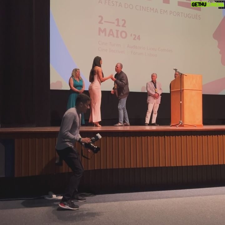 Micaela Reis Instagram - JOIA é o grande vencedor da melhor curta-metragem do FESTin.😱 Este é um momento memorável, acabámos de conquistar 2 prémios: 🏆Prémio Pessoa Melhor Curta-Metragem pelo júri 🏆 Prémio Melhor Curta-Metragem pelo público Pela primeira vez um filme angolano arrecada os dois prémios no concurso!!! Em primeiro lugar quero agradecer a Deus pela vida, pelo talento e por todas as oportunidades que me tem dado. Nada disto seria possível sem ELE 🤍 Agradeço a todos da minha equipa por confiaram em mim, acreditaram na minha visão e pela forma como têm abraçado todos os projectos da ACIC, em especial a tudo o que diz respeito ao filme JOIA produzido em Angola e que agora faz o seu percurso internacional! É uma honra caminhar com pessoas brilhantes como o @dyrektao que sempre demonstrou o desejo em trabalhar comigo e juntar-se à equipa para realizar o JOIA. Quando temos uma visão e as pessoas certas ao nosso lado, que nos apoiam, se esforçam e acreditam, podemos criar um ambiente favorável para avançarmos mais e com melhor qualidade! Neste momento estamos a construir uma equipa espetacular, que acredita e está determinada em avançar passo a passo para o mais alto nível! JOIA é uma homenagem à minha mãe e um contributo para o empoderamento, valorização e elevação do género feminino em todas as esferas da sociedade. Continuem a sonhar, não desistam, valorizem sempre pequenos passos, sigam o poder transformador da arte para alcançar grandes coisas! O prémio alcançado pela ACIC, é de todos nós! Parabéns aos colegas nomeados na nossa categoria e nas demais. Parabéns Festin e obrigada por contribuírem ativamente e de uma forma especial para a elevação do cinema em língua Portuguesa. VIVA Á ANGOLA! Viva á Lusofonia! Somos ACIC 🎬❤️🇦🇴 @acic_angola @festin_festival