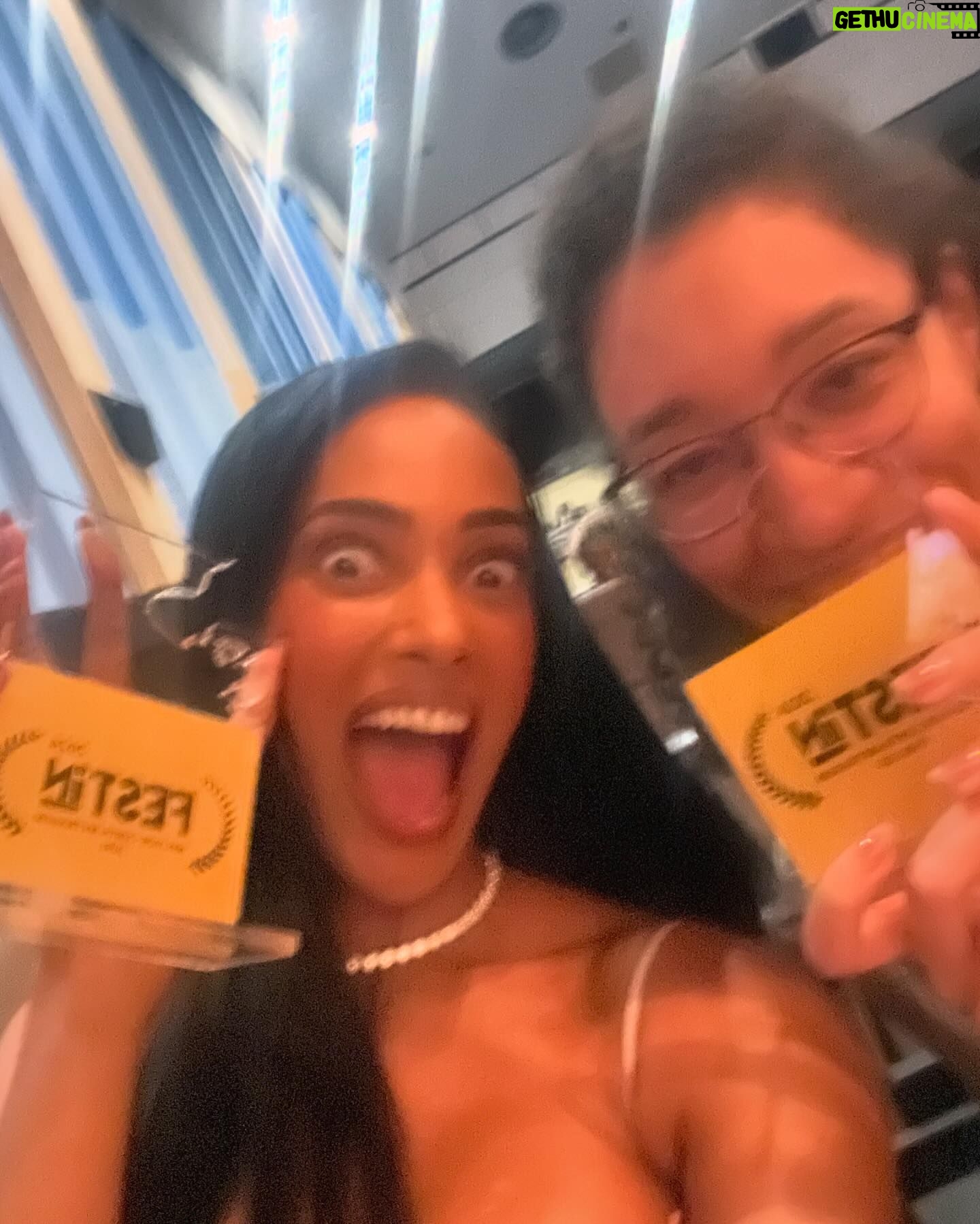 Micaela Reis Instagram - JOIA é o grande vencedor da melhor curta-metragem do FESTin.😱 Este é um momento memorável, acabámos de conquistar 2 prémios: 🏆Prémio Pessoa Melhor Curta-Metragem pelo júri 🏆 Prémio Melhor Curta-Metragem pelo público Pela primeira vez um filme angolano arrecada os dois prémios no concurso!!! Em primeiro lugar quero agradecer a Deus pela vida, pelo talento e por todas as oportunidades que me tem dado. Nada disto seria possível sem ELE 🤍 Agradeço a todos da minha equipa por confiaram em mim, acreditaram na minha visão e pela forma como têm abraçado todos os projectos da ACIC, em especial a tudo o que diz respeito ao filme JOIA produzido em Angola e que agora faz o seu percurso internacional! É uma honra caminhar com pessoas brilhantes como o @dyrektao que sempre demonstrou o desejo em trabalhar comigo e juntar-se à equipa para realizar o JOIA. Quando temos uma visão e as pessoas certas ao nosso lado, que nos apoiam, se esforçam e acreditam, podemos criar um ambiente favorável para avançarmos mais e com melhor qualidade! Neste momento estamos a construir uma equipa espetacular, que acredita e está determinada em avançar passo a passo para o mais alto nível! JOIA é uma homenagem à minha mãe e um contributo para o empoderamento, valorização e elevação do género feminino em todas as esferas da sociedade. Continuem a sonhar, não desistam, valorizem sempre pequenos passos, sigam o poder transformador da arte para alcançar grandes coisas! O prémio alcançado pela ACIC, é de todos nós! Parabéns aos colegas nomeados na nossa categoria e nas demais. Parabéns Festin e obrigada por contribuírem ativamente e de uma forma especial para a elevação do cinema em língua Portuguesa. VIVA Á ANGOLA! Viva á Lusofonia! Somos ACIC 🎬❤️🇦🇴 @acic_angola @festin_festival