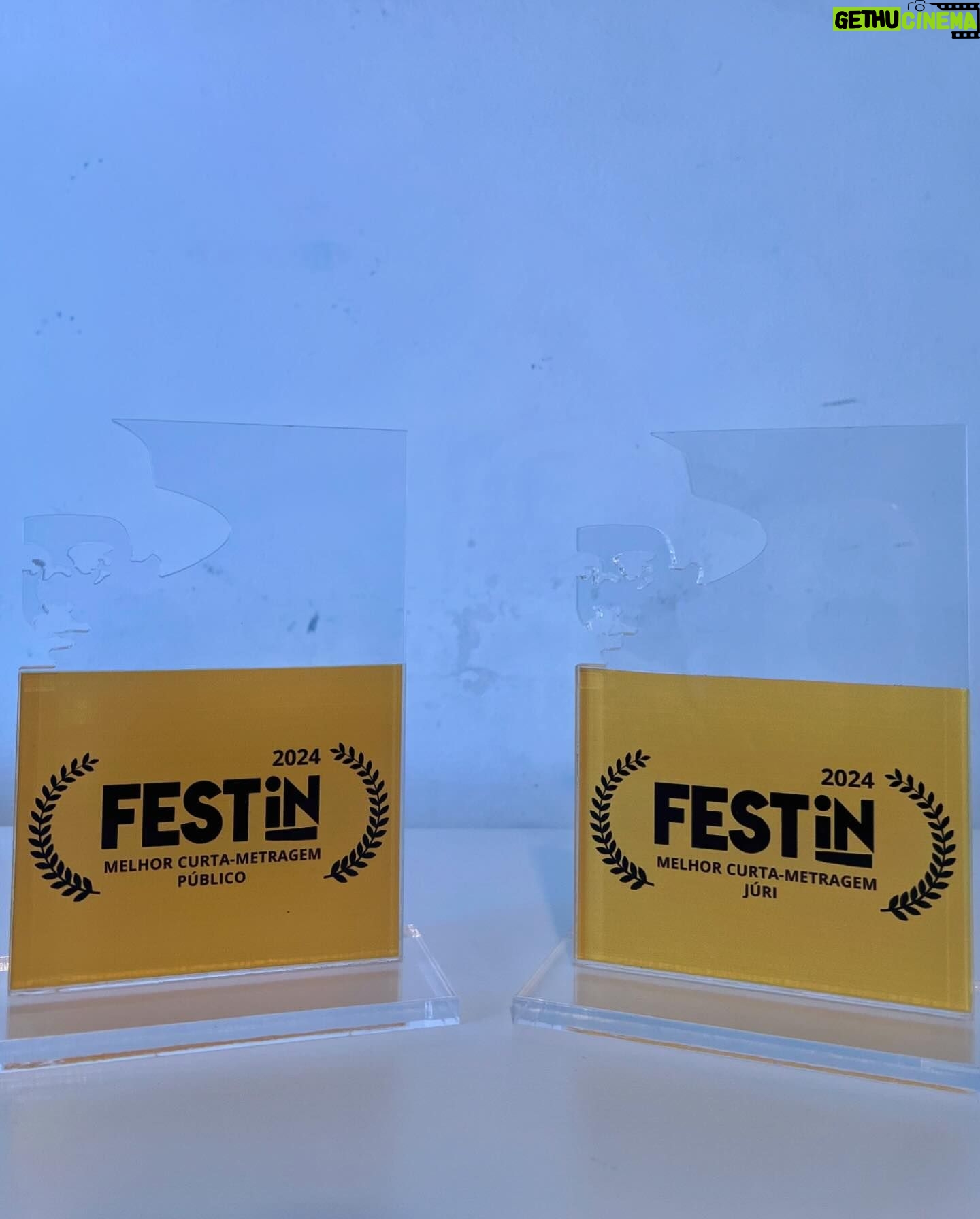Micaela Reis Instagram - JOIA é o grande vencedor da melhor curta-metragem do FESTin.😱 Este é um momento memorável, acabámos de conquistar 2 prémios: 🏆Prémio Pessoa Melhor Curta-Metragem pelo júri 🏆 Prémio Melhor Curta-Metragem pelo público Pela primeira vez um filme angolano arrecada os dois prémios no concurso!!! Em primeiro lugar quero agradecer a Deus pela vida, pelo talento e por todas as oportunidades que me tem dado. Nada disto seria possível sem ELE 🤍 Agradeço a todos da minha equipa por confiaram em mim, acreditaram na minha visão e pela forma como têm abraçado todos os projectos da ACIC, em especial a tudo o que diz respeito ao filme JOIA produzido em Angola e que agora faz o seu percurso internacional! É uma honra caminhar com pessoas brilhantes como o @dyrektao que sempre demonstrou o desejo em trabalhar comigo e juntar-se à equipa para realizar o JOIA. Quando temos uma visão e as pessoas certas ao nosso lado, que nos apoiam, se esforçam e acreditam, podemos criar um ambiente favorável para avançarmos mais e com melhor qualidade! Neste momento estamos a construir uma equipa espetacular, que acredita e está determinada em avançar passo a passo para o mais alto nível! JOIA é uma homenagem à minha mãe e um contributo para o empoderamento, valorização e elevação do género feminino em todas as esferas da sociedade. Continuem a sonhar, não desistam, valorizem sempre pequenos passos, sigam o poder transformador da arte para alcançar grandes coisas! O prémio alcançado pela ACIC, é de todos nós! Parabéns aos colegas nomeados na nossa categoria e nas demais. Parabéns Festin e obrigada por contribuírem ativamente e de uma forma especial para a elevação do cinema em língua Portuguesa. VIVA Á ANGOLA! Viva á Lusofonia! Somos ACIC 🎬❤️🇦🇴 @acic_angola @festin_festival