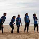 Micaela Reis Instagram - Hoje foi um daqueles dias que vai ficar guardado na memória!! Recebi um convite irrecusável do meu colega António, o presidente da @surfsocialwave , para uma aventura super impactante!!! Pela primeira vez, fiz surf e foi difícil mas uma experiência única e enriquecedora 🏄‍♀️🌊 Um agradecimento muito especial ao instrutor Pedro, pela sua paciência e excelência em ensinar as melhores técnicas, o que me fez acreditar que há um caminho a percorrer desde o primeiro dia rumo ao crescimento e que é possível ficar em pé, nem que seja por um milésimo de segundo! A experiência foi tão boa que pretendo continuar tentar até dominar isso! Já na NovaSBE, tive a oportunidade de partilhar a minha história, os meus desafios e fazer alguns exercícios e jogos com os participantes do programa da @surfsocialwave. Um grupo incrível!!! Feliz em poder contribuir para um projecto que tem mudado a vida de tantas pessoas!!👏👏 Obrigada pelo convite e que continuem as boas ondas nas nossas vidas!🌊