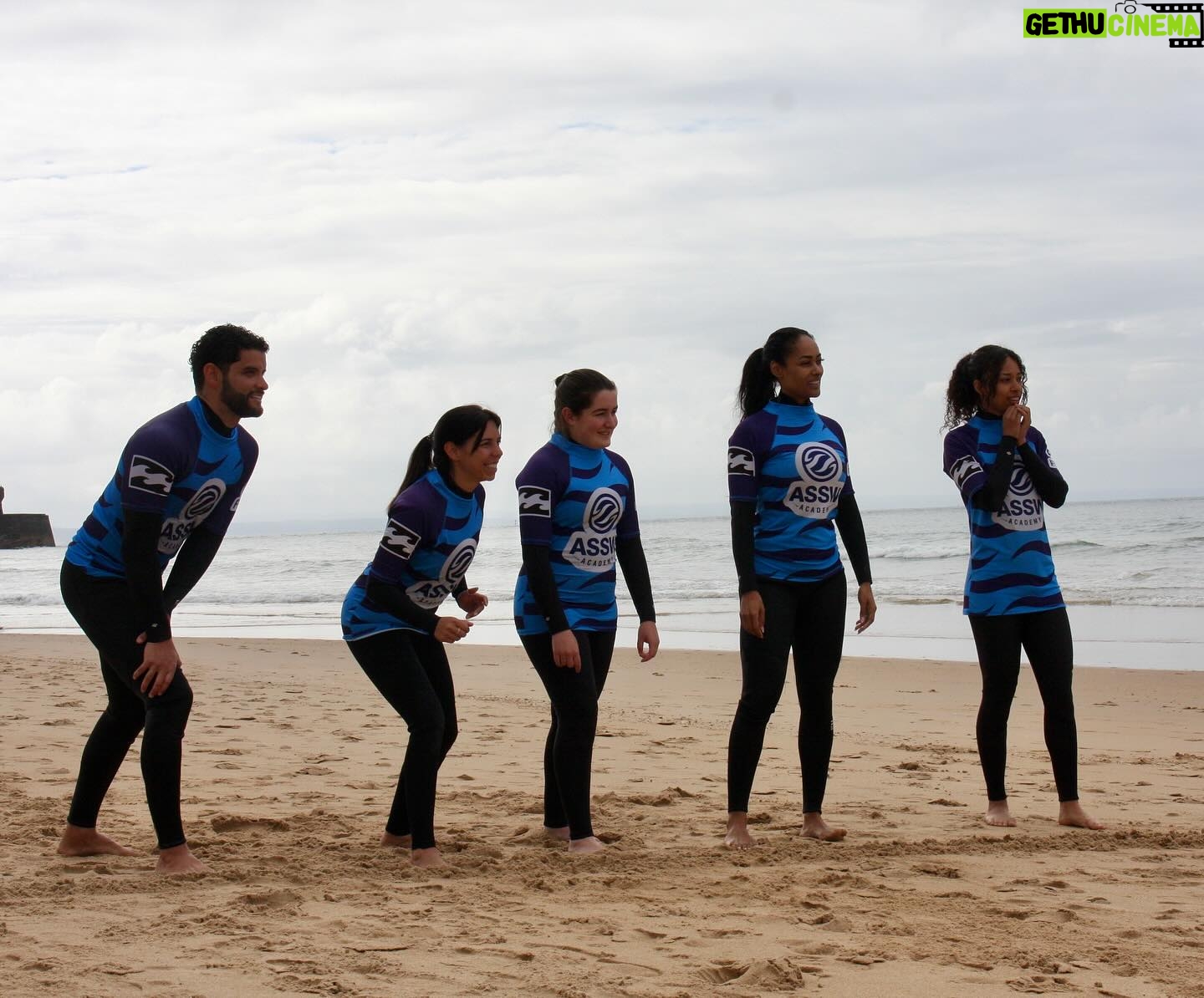 Micaela Reis Instagram - Hoje foi um daqueles dias que vai ficar guardado na memória!! Recebi um convite irrecusável do meu colega António, o presidente da @surfsocialwave , para uma aventura super impactante!!! Pela primeira vez, fiz surf e foi difícil mas uma experiência única e enriquecedora 🏄♀️🌊 Um agradecimento muito especial ao instrutor Pedro, pela sua paciência e excelência em ensinar as melhores técnicas, o que me fez acreditar que há um caminho a percorrer desde o primeiro dia rumo ao crescimento e que é possível ficar em pé, nem que seja por um milésimo de segundo! A experiência foi tão boa que pretendo continuar tentar até dominar isso! Já na NovaSBE, tive a oportunidade de partilhar a minha história, os meus desafios e fazer alguns exercícios e jogos com os participantes do programa da @surfsocialwave. Um grupo incrível!!! Feliz em poder contribuir para um projecto que tem mudado a vida de tantas pessoas!!👏👏 Obrigada pelo convite e que continuem as boas ondas nas nossas vidas!🌊