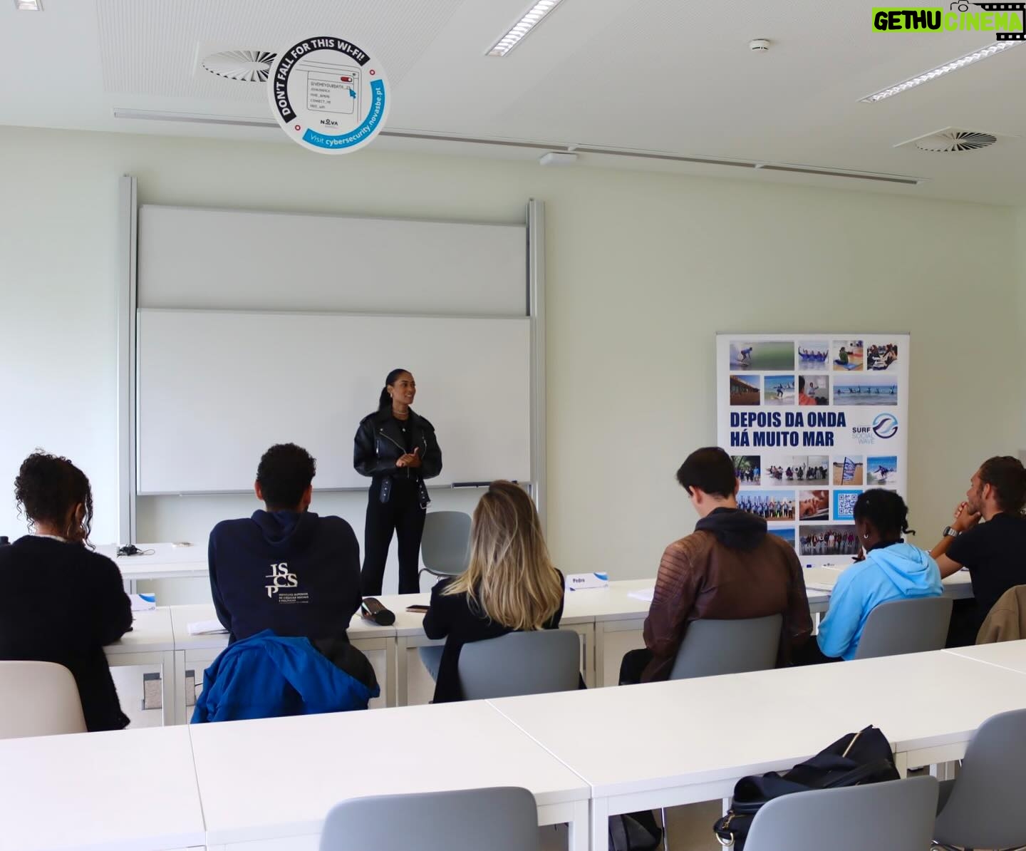 Micaela Reis Instagram - Hoje foi um daqueles dias que vai ficar guardado na memória!! Recebi um convite irrecusável do meu colega António, o presidente da @surfsocialwave , para uma aventura super impactante!!! Pela primeira vez, fiz surf e foi difícil mas uma experiência única e enriquecedora 🏄♀️🌊 Um agradecimento muito especial ao instrutor Pedro, pela sua paciência e excelência em ensinar as melhores técnicas, o que me fez acreditar que há um caminho a percorrer desde o primeiro dia rumo ao crescimento e que é possível ficar em pé, nem que seja por um milésimo de segundo! A experiência foi tão boa que pretendo continuar tentar até dominar isso! Já na NovaSBE, tive a oportunidade de partilhar a minha história, os meus desafios e fazer alguns exercícios e jogos com os participantes do programa da @surfsocialwave. Um grupo incrível!!! Feliz em poder contribuir para um projecto que tem mudado a vida de tantas pessoas!!👏👏 Obrigada pelo convite e que continuem as boas ondas nas nossas vidas!🌊