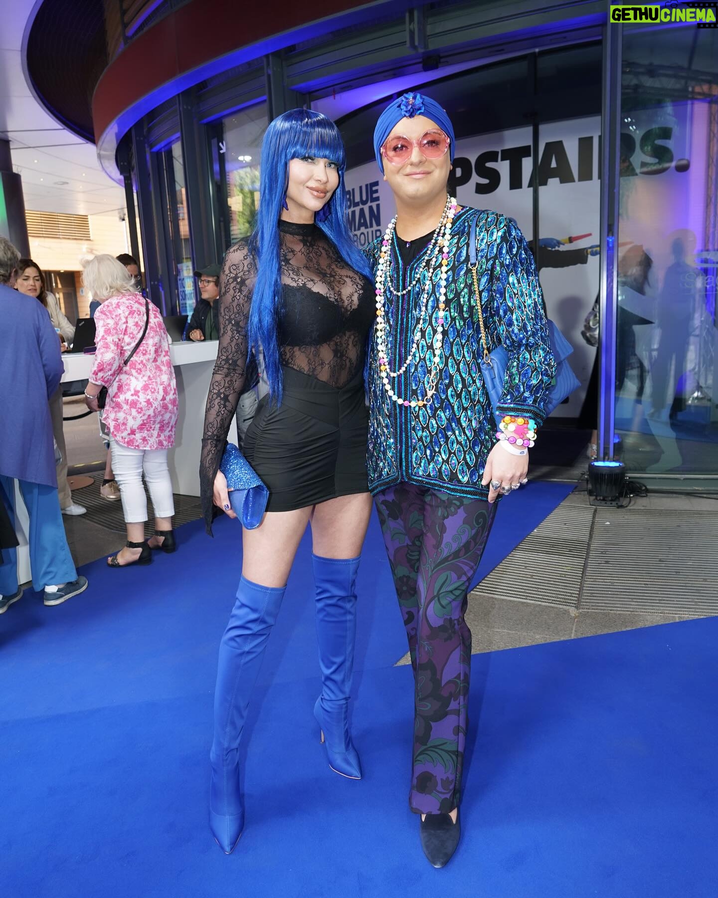 Micaela Schäfer Instagram - 20 Jahre @bluemangroupberlin 💙 was für eine grandiose Show! Absolut empfehlenswert, wer es 20 Jahre versäumt hat dieses Spektakel zu schauen. Wir haben gelacht, gesungen und getanzt. Einfach sensationell! 💄 @chrisbaer.makeup