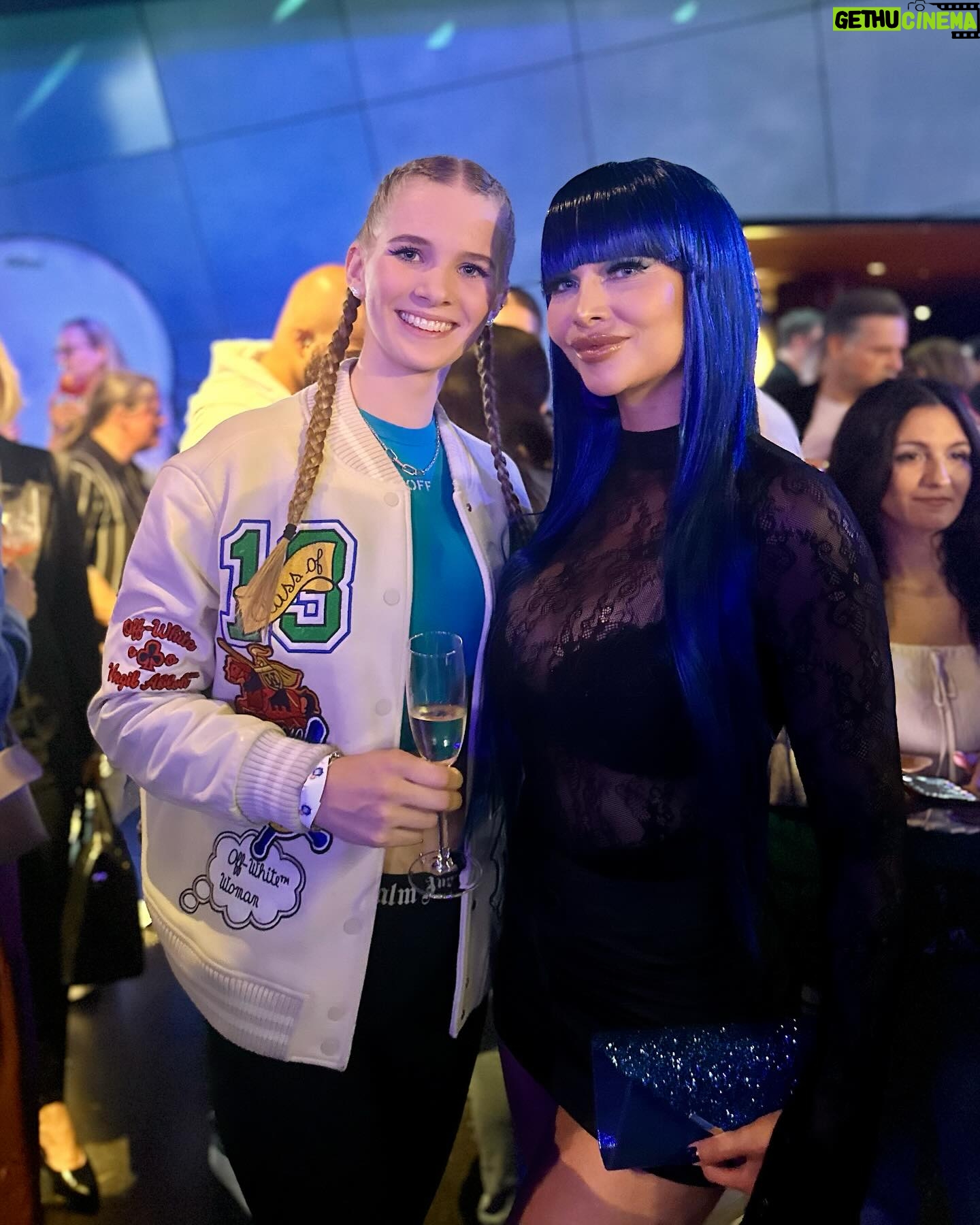 Micaela Schäfer Instagram - 20 Jahre @bluemangroupberlin 💙 was für eine grandiose Show! Absolut empfehlenswert, wer es 20 Jahre versäumt hat dieses Spektakel zu schauen. Wir haben gelacht, gesungen und getanzt. Einfach sensationell! 💄 @chrisbaer.makeup