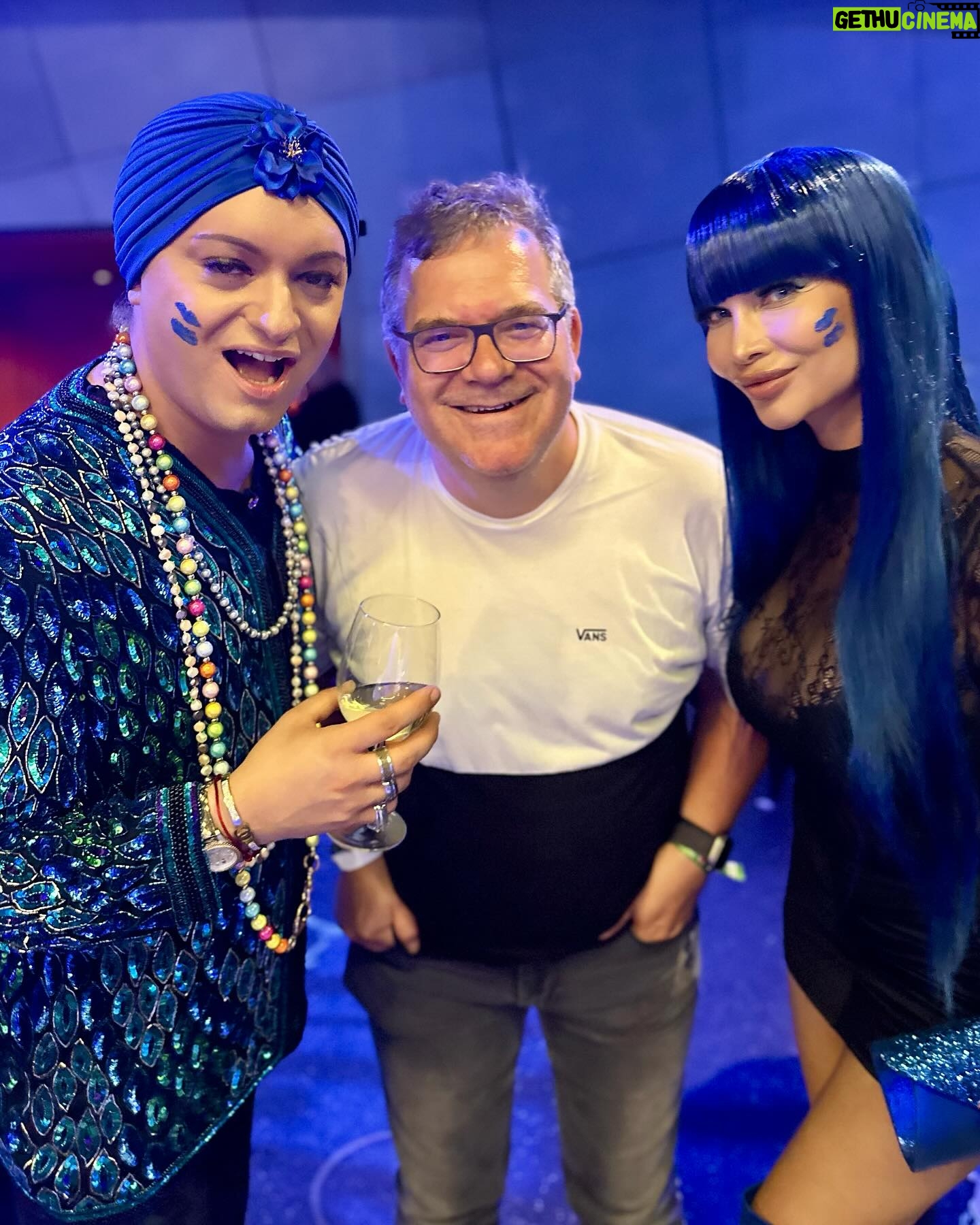 Micaela Schäfer Instagram - 20 Jahre @bluemangroupberlin 💙 was für eine grandiose Show! Absolut empfehlenswert, wer es 20 Jahre versäumt hat dieses Spektakel zu schauen. Wir haben gelacht, gesungen und getanzt. Einfach sensationell! 💄 @chrisbaer.makeup
