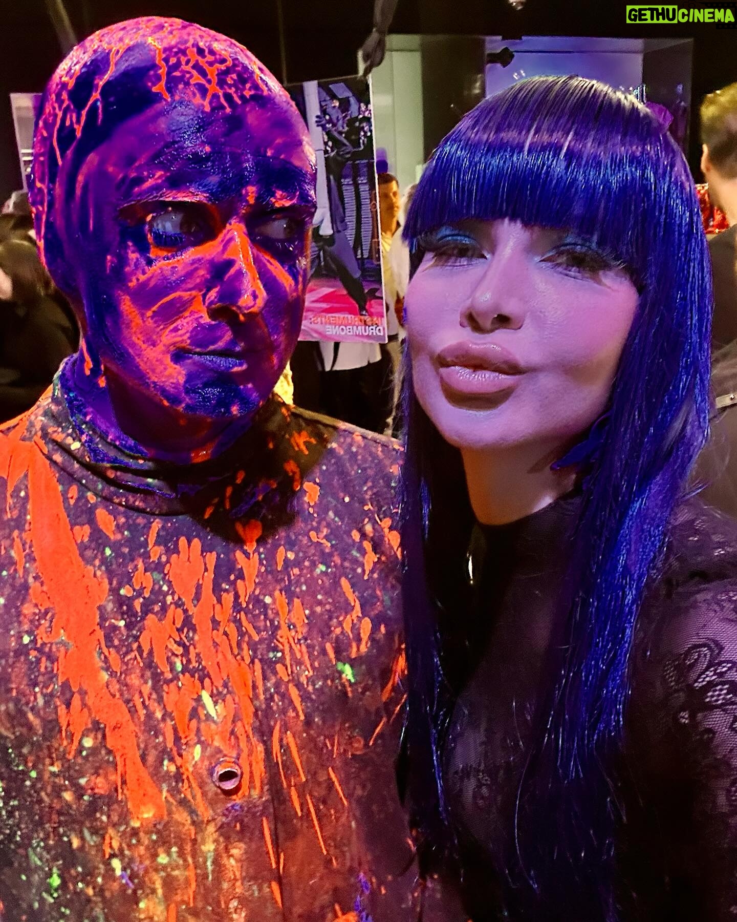 Micaela Schäfer Instagram - 20 Jahre @bluemangroupberlin 💙 was für eine grandiose Show! Absolut empfehlenswert, wer es 20 Jahre versäumt hat dieses Spektakel zu schauen. Wir haben gelacht, gesungen und getanzt. Einfach sensationell! 💄 @chrisbaer.makeup