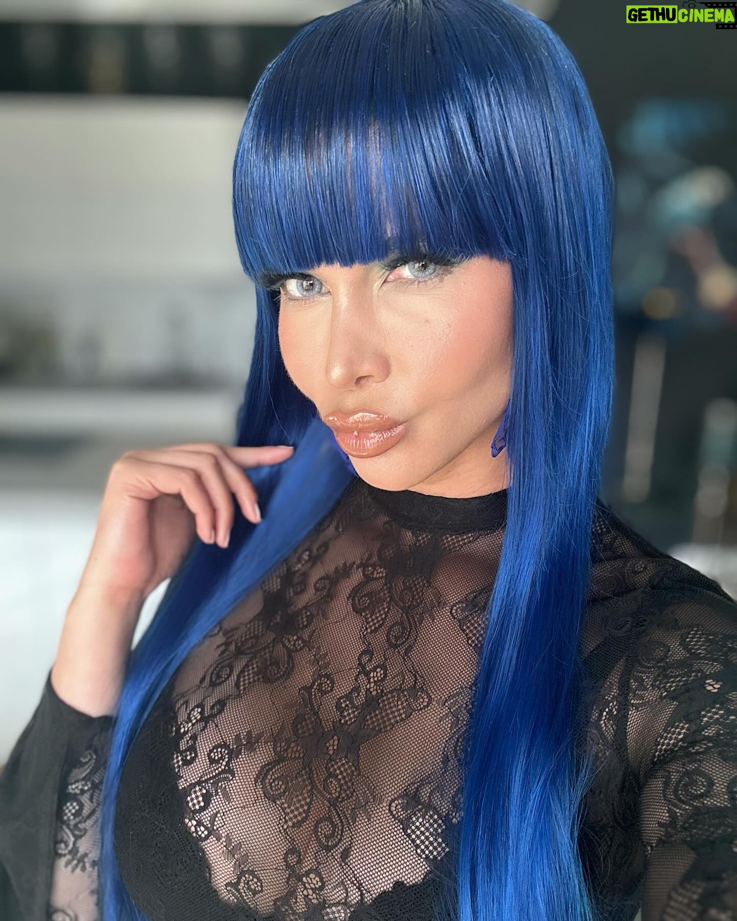 Micaela Schäfer Instagram - Blue Styling for 20 Jahre @bluemangroupberlin @bluemangroup 💙 💄 @chrisbaer.makeup