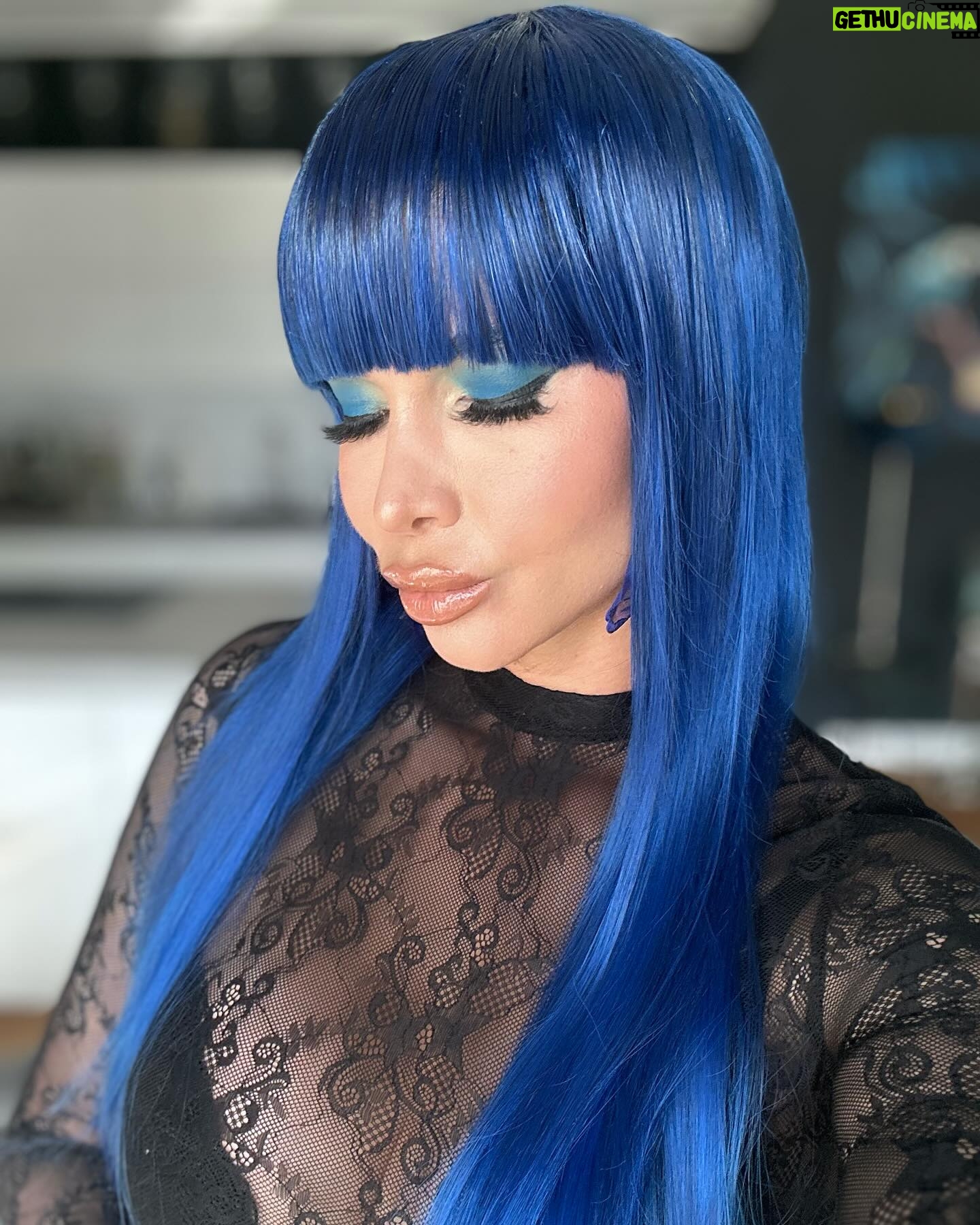 Micaela Schäfer Instagram - Blue Styling for 20 Jahre @bluemangroupberlin @bluemangroup 💙 💄 @chrisbaer.makeup