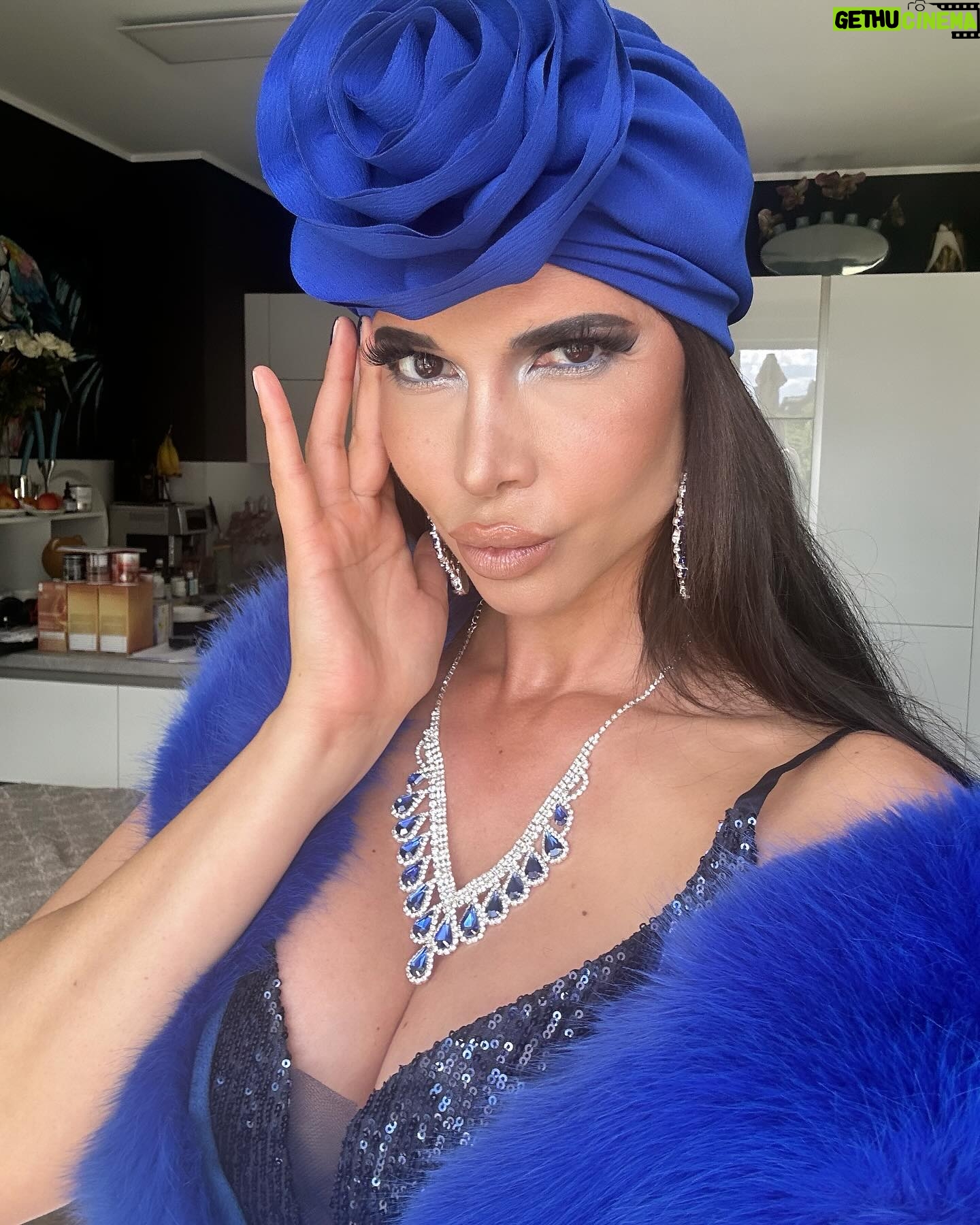 Micaela Schäfer Instagram - Love the Look für die heutige Premiere von @kudamm59.dasmusical im @theaterdeswestens ❤️ 💄 @chrisbaer.makeup 👗 @swingcollections
