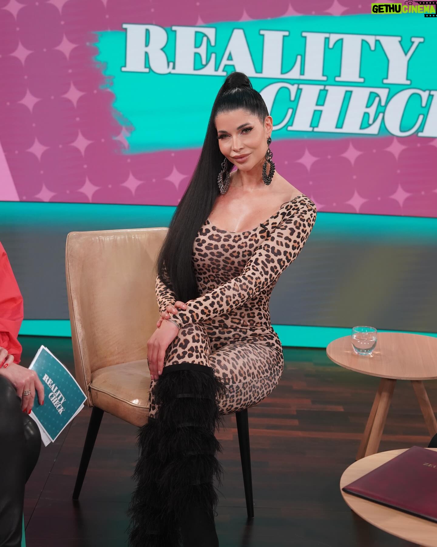 Micaela Schäfer Instagram - Habt Ihr schon die neue Folge #realitycheck gesehen? Na dann checkt mal meine Story/Highlight 😉Macht Euch einen wunderschönen Samstag meine Süßen ❤️ 💄 @chrisbaer.makeup