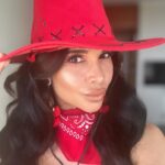 Micaela Schäfer Instagram – Los geht’s 🐎 @bildrenntagofficial #bildrenntag #gelsenkirchen #trabrennbahn #pferderennen #pferdewetten 💄 @makeupbymelda