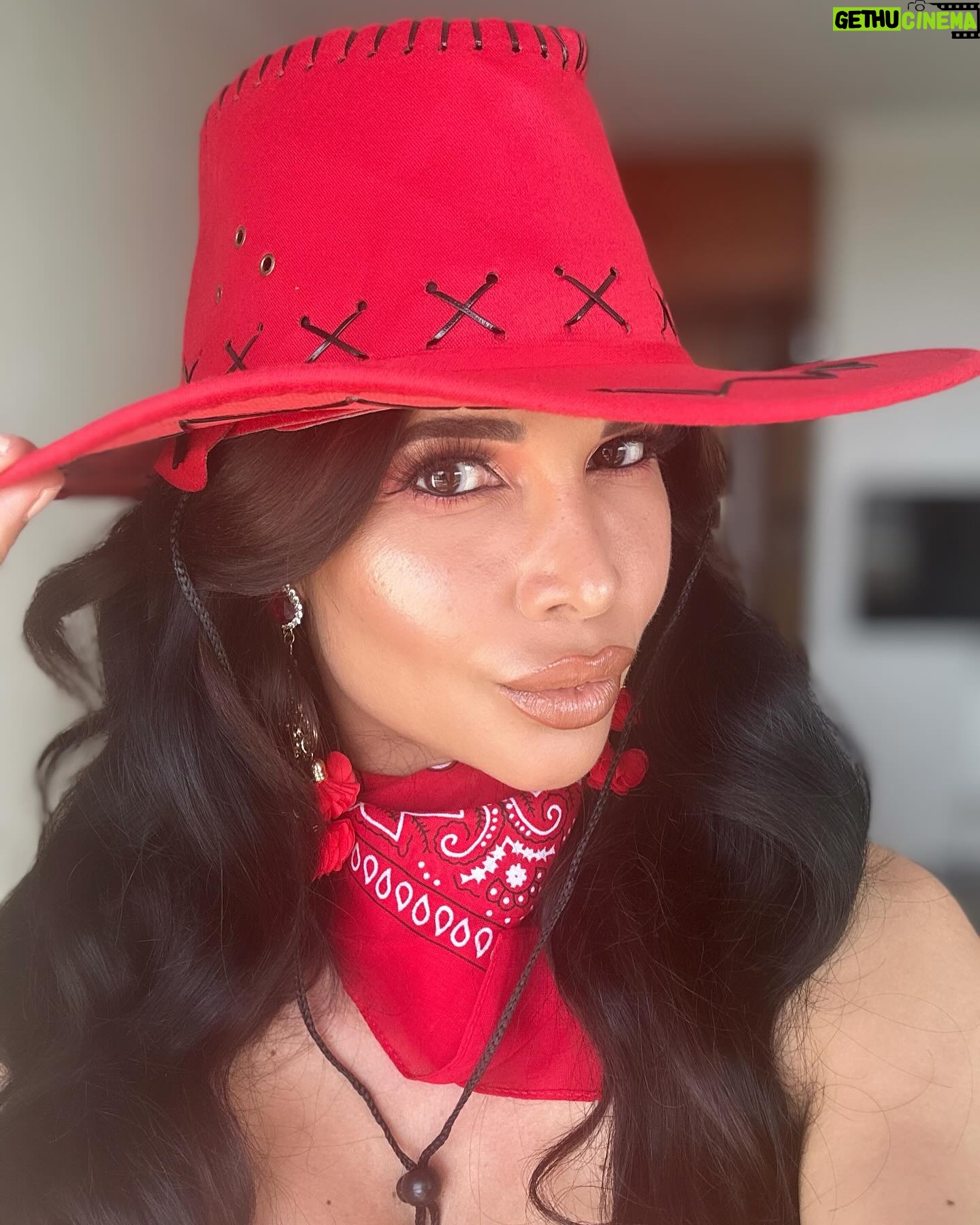 Micaela Schäfer Instagram - Los geht’s 🐎 @bildrenntagofficial #bildrenntag #gelsenkirchen #trabrennbahn #pferderennen #pferdewetten 💄 @makeupbymelda