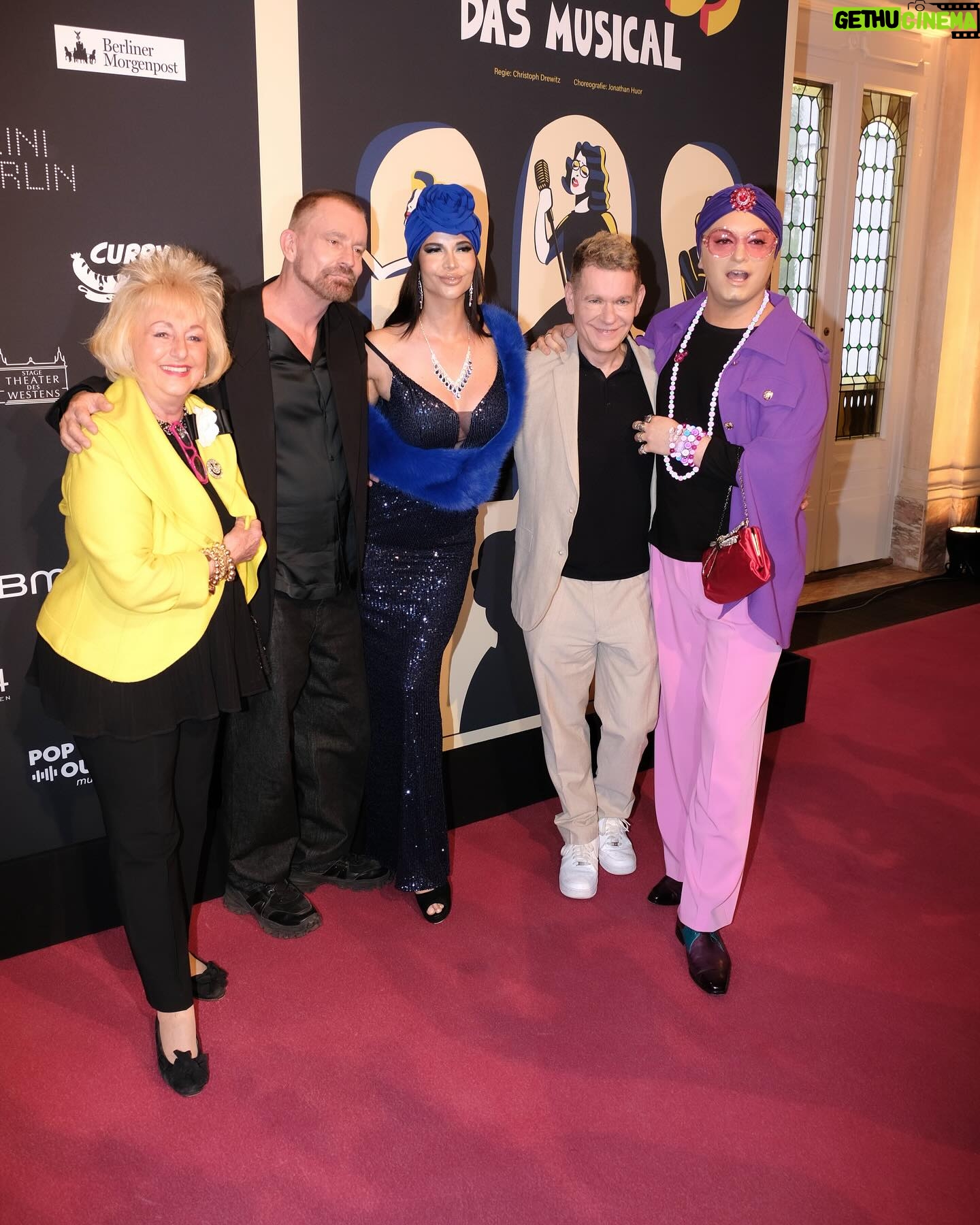 Micaela Schäfer Instagram - Hier noch ein Paar Photos der Premiere @kudamm59.dasmusical im @theaterdeswestens ❤️ 💄 @chrisbaer.makeup 👗 @swingcollections