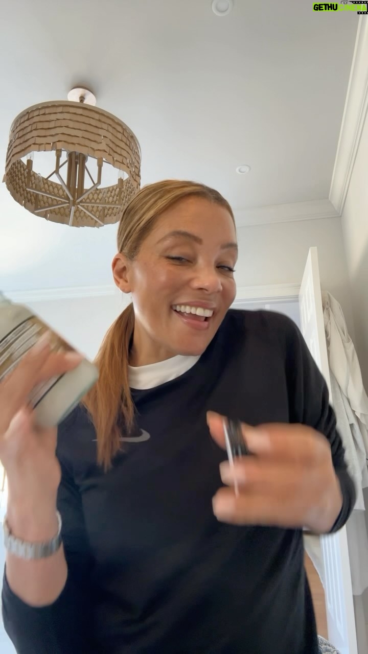 Michael Michele - 868 Likes - Because you all KEEP asking me so here ya go!
Coconut oil isn’t just for cooking ya’ll!🥥
-
#noretouch #nofilter #natural #cleanbeauty #nolighting