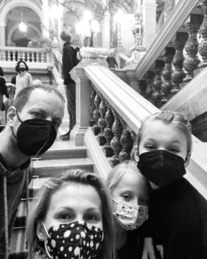 Michaela Badinková Instagram - O víkendu jsme si zašli do znovuotevřeného @narodnimuzeum a všichni jsme byli úúúplně nadšený! 😍
Neuvěřitelné expozice..🦖🦣, krásně zrekonstruované prostory 👍🏻😍 Určitě se běžte podívat, stojí to za to! 🤩👏🏻 #narodnimuzeum #krasa #vikend #expozice