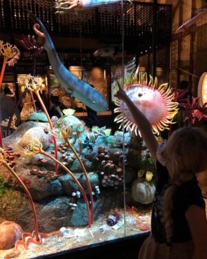 Michaela Badinková Instagram - O víkendu jsme si zašli do znovuotevřeného @narodnimuzeum a všichni jsme byli úúúplně nadšený! 😍
Neuvěřitelné expozice..🦖🦣, krásně zrekonstruované prostory 👍🏻😍 Určitě se běžte podívat, stojí to za to! 🤩👏🏻 #narodnimuzeum #krasa #vikend #expozice