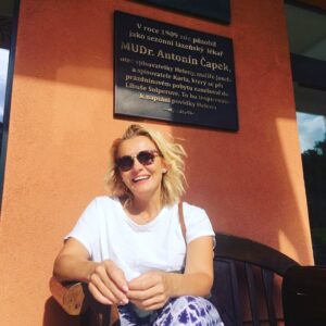 Michaela Badinková Instagram - Během babího léta ☀️jsme se sešli v tomto “dream týmu” pro velmi milou věc. 🥰A já už se nemůžu dočkat až vám ji představím. A bude to cobydup!!!😉 Děkuji všeeeem❣️❣️❣️A schválně kdo uhodne, kde to jsme??? #nature #dreamteam #water #summertime  #marekmusilphoto  photo:  @marekmusilphoto 
Make-up @jancamakeupartist 
Produkce @jirina.horvathova 
@eauthermalejonzac_cz_sk