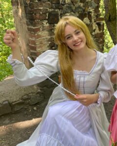 Michaela Badinková Instagram - Opět sme  tak trochu začarovali náš lesopark na Cibulce a proměnili ho na Pohádkový les ❣️ Děkujeme všem, že jste se s námi přišli pobavit a užít si krásný sluneční den🌼. Navidenou příští rok❣️ #zábava  #sousedi  #pohadka #summer 
@starostka_s_laskou 
@vaclavlaska