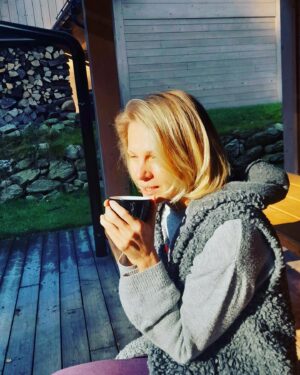Michaela Badinková Instagram - Taky máte pocit, že se to všechno na nás zase valí a potřebujete z toho na chvíli utýct!?🙉 Já jsem s rodinou vyrazila do Jizerek na dechberoucí https://sklenarickechaloupky.cz 👍. Oáza klidu v lůně přírody, prochajdy a večer zasloužená saunička s jezírkem… 🥳už tam chci být zas😍 Děkujeme za azyl❣️🙏☀️🏡 #mountains  #relax  #family #friendship 
@pr_australia 
@terezakaderabkova 
@pavel_kader