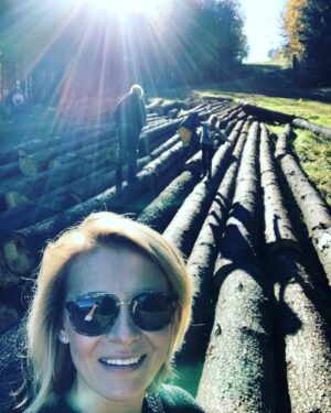 Michaela Badinková Instagram - Taky máte pocit, že se to všechno na nás zase valí a potřebujete z toho na chvíli utýct!?🙉 Já jsem s rodinou vyrazila do Jizerek na dechberoucí https://sklenarickechaloupky.cz 👍. Oáza klidu v lůně přírody, prochajdy a večer zasloužená saunička s jezírkem… 🥳už tam chci být zas😍 Děkujeme za azyl❣️🙏☀️🏡 #mountains  #relax  #family #friendship 
@pr_australia 
@terezakaderabkova 
@pavel_kader
