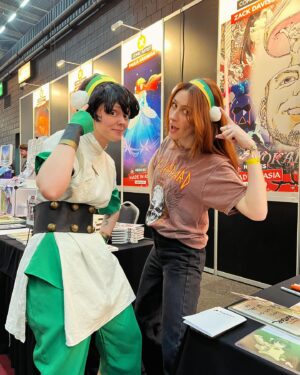 Michaela Jill Murphy Instagram - @heroesmadeinasia….y’all are awesome. The dedication to cosplay this weekend was unparalleled, I know I only caught like a third of you from the meetup but guys you all looked AWESOME. Wooo Netherlands Avatar love!!!
.
If you see yourself in the post, tag yourself below!!! 🫡
.
This is my first international con!!! I am so grateful and honored that the atla love is worldwide; headed to Amsterdam tomorrow to do some more exploring. Thank you thank you, hope to see more of you guys abroad at some point!! 🩵🩵
.
#heroesmadeinasia #netherlands #avatar #convention #toph #beifong #cosplay #guest #funkopops #autographs