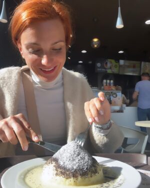 Michaela Maurerová Instagram - Kdo mě zná, tak ví, že když jsem hladová, je lepší se mi vyhnout🫣.
Takže teď poděkujte @mol_cesko a @freshcorner_cz, že díky tomu, že rozšířili nabídku teplých jídel na více než 25 pobočkách MOL v ČR, už taková situace s “hladovějící” Míšou 🤬😤😩…nemůže skoro nastat. Teď ne jenom studené bagety, ale i teplá jídla a teplé snídaně🍛🍝🍳👍🏻.
Konec hladovění na cestách! Teď nakrmím auto i sebe😜🚘👩🏻‍🦰👍🏻
#molcz #freshcorner #teplajidla #spolupracesmymzaludkem